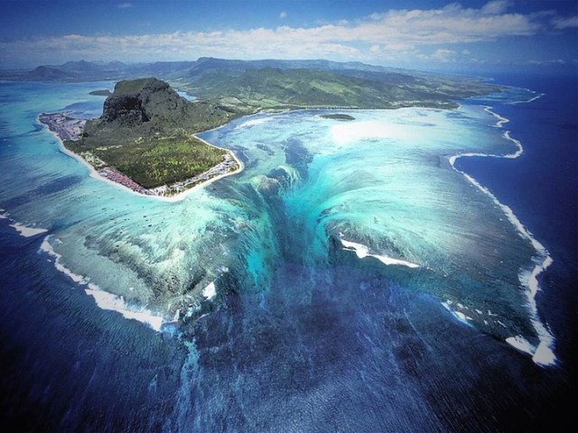 mauritiusunderwaterwaterfall1